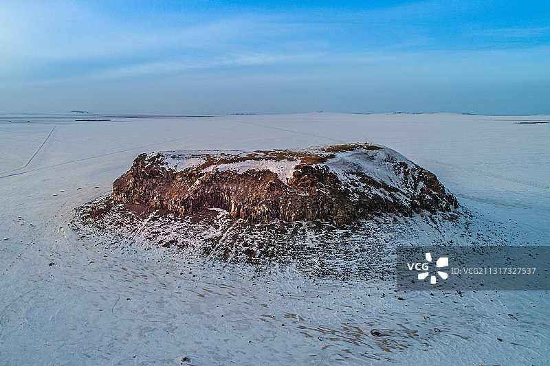 达里湖畔的砧子山（火山喷发形成）图片素材