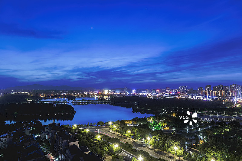 天井湖夜景图片素材