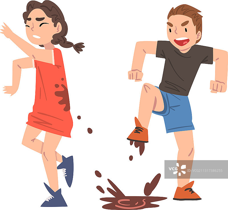 欺负男孩跳进水坑弄脏别人图片素材