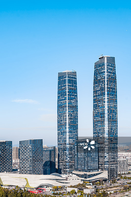 中国云南昆明双子塔和城市天际线晴天风光图片素材