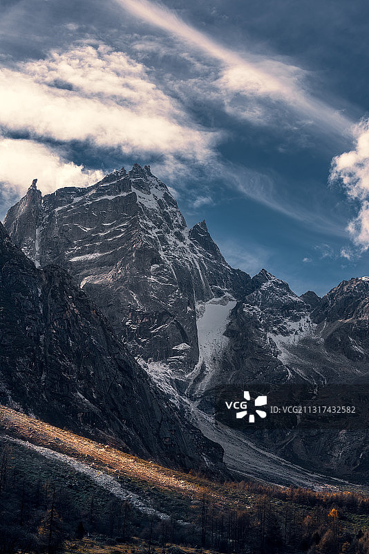 四川西部理县毕棚沟秋季雪山图片素材