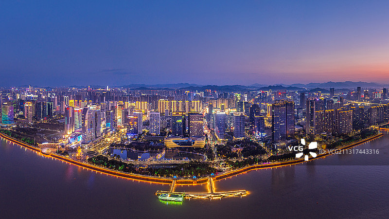 浙江省杭州市滨江区城市天际线夜景全景航拍图片素材
