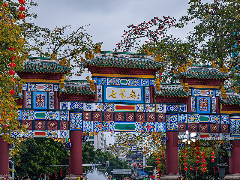 广东肇庆端州区牌坊广场 朱德题字 七星岩牌坊白昼 木棉花春天图片素材