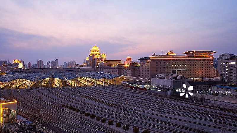 北京西站牌楼和站台夜景图片素材
