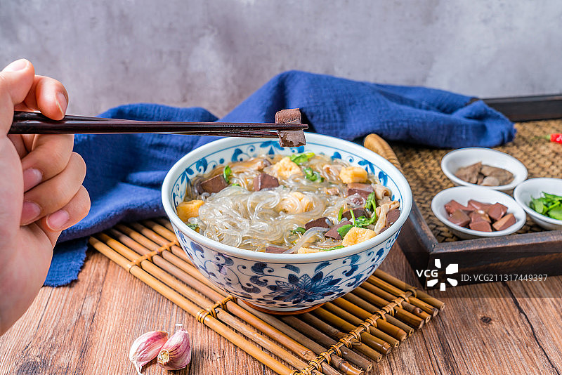筷子夹起中国江苏南京美食鸭血粉丝汤图片素材
