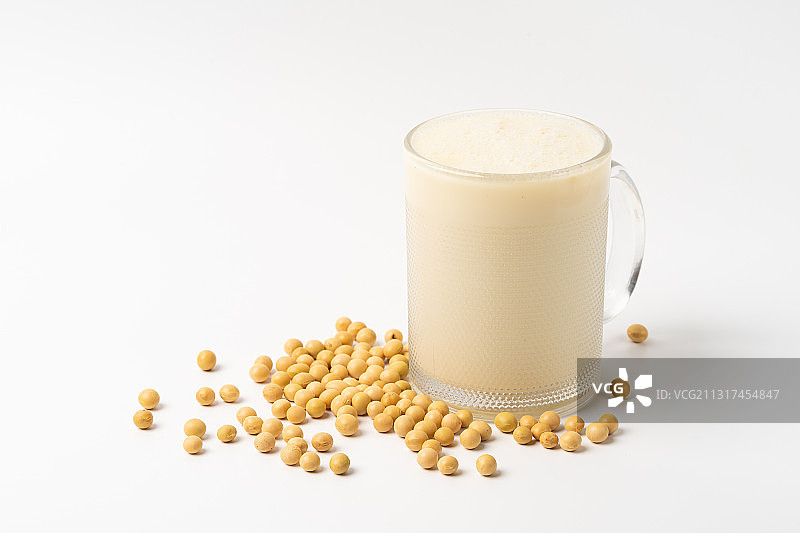 纯白色背景下的速溶豆奶图片素材