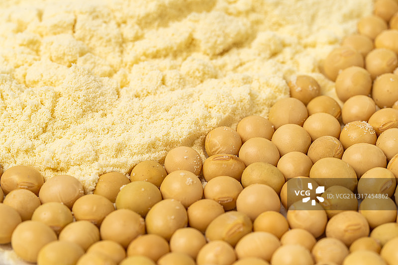 纯白色背景下的速溶豆奶图片素材