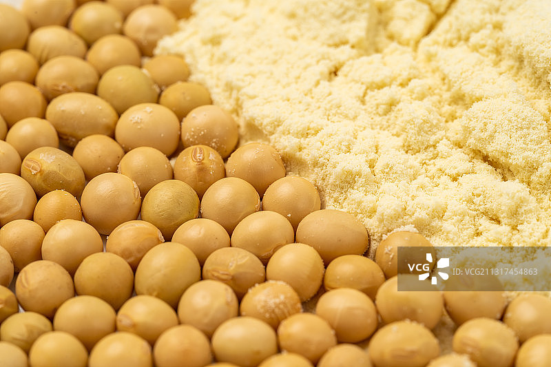 纯白色背景下的速溶豆奶图片素材