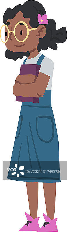 戴眼镜的可爱非裔美国女孩拿着书图片素材