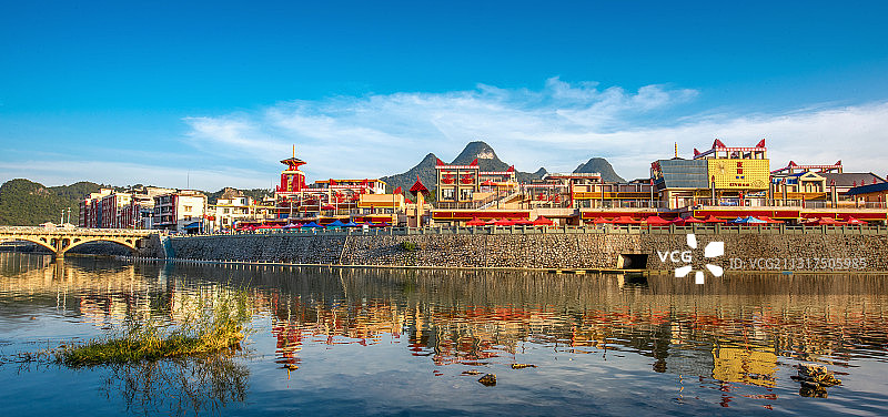 深秋堤岸的暖调图片素材