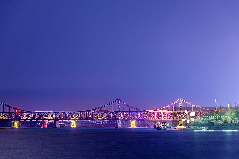 中国辽宁丹东鸭绿江夜景图片素材
