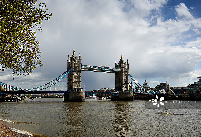 英国首都伦敦，泰晤士河上的伦敦桥图片素材