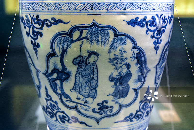 中国湖北省博物馆元代青花四爱图梅瓶图片素材