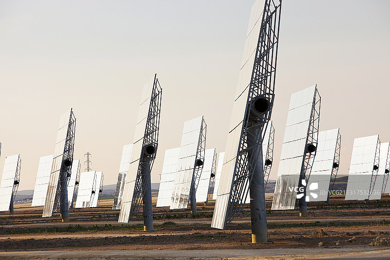 西班牙安达卢西亚圣卢卡尔拉马约尔的定日镜将阳光导向太阳能热塔图片素材