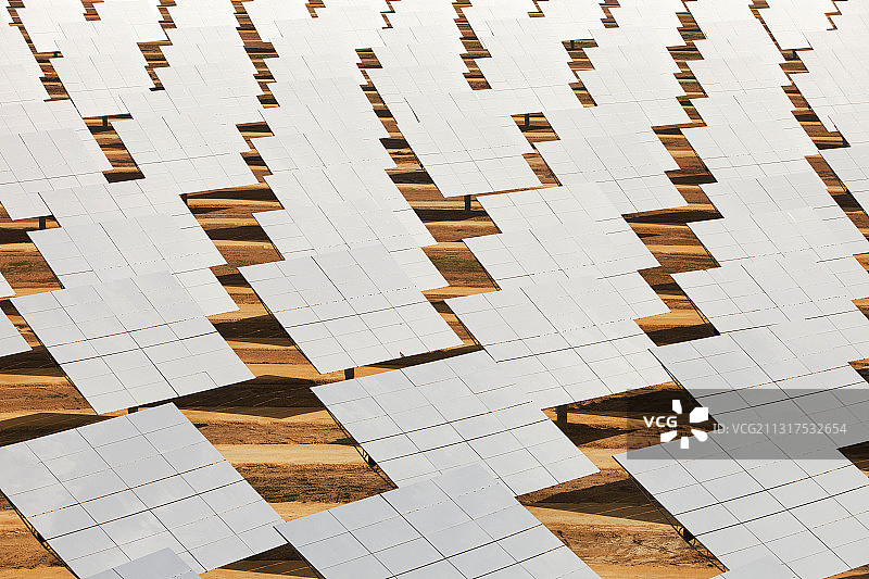 西班牙安达卢西亚圣卢卡尔拉马约尔的定日镜将阳光导向太阳能热塔图片素材