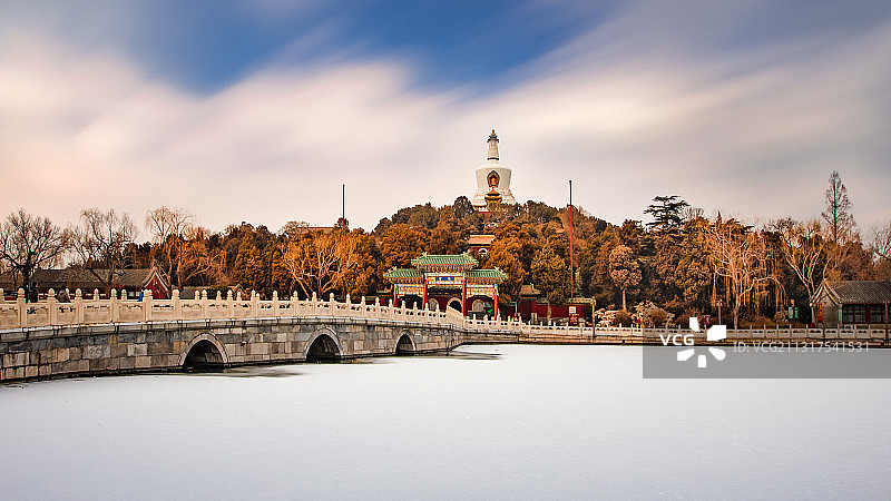 冬日北海公园里的蓝天流云与白雪图片素材
