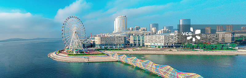 俯拍青岛西海岸琴岛之眼摩天轮图片素材
