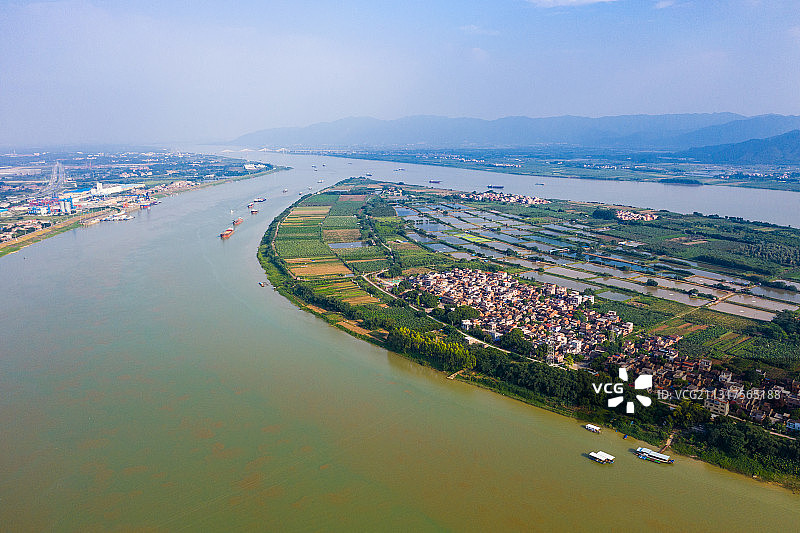 航拍肇庆市鼎湖区西江中包公砚洲岛 桑基鱼塘河水蓝天白云桥梁图片素材