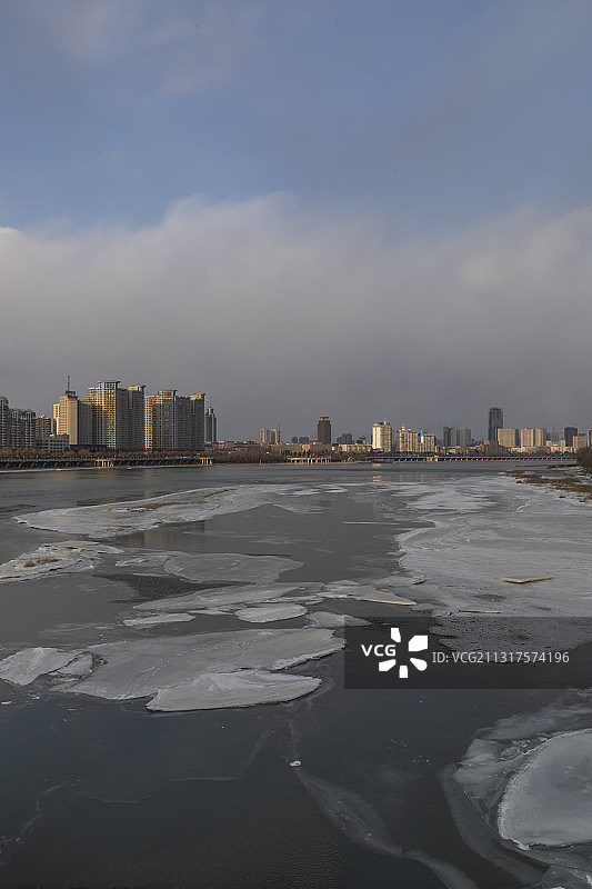 初春时节的北国江城晚霞美如画图片素材