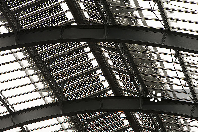 英国伦敦国王十字车站屋顶上的太阳能板图片素材