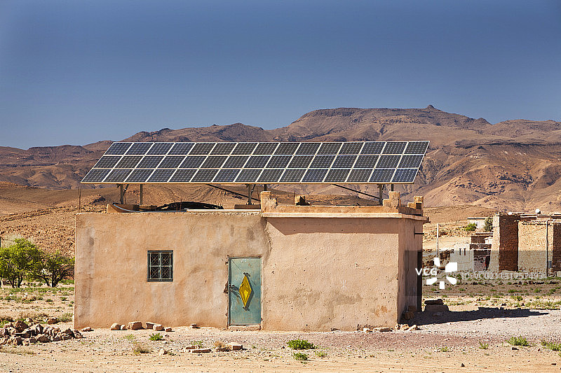 摩洛哥反阿特拉斯山脉柏柏尔村庄房屋屋顶上的太阳能电池板图片素材