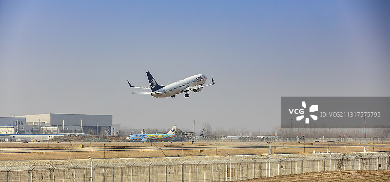 济南遥墙国际机场，一架起飞的飞机图片素材