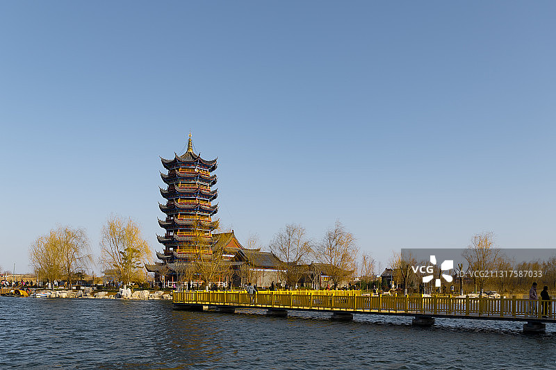 初春的东平滨湖国家湿地公园科普宣教基地古塔图片素材