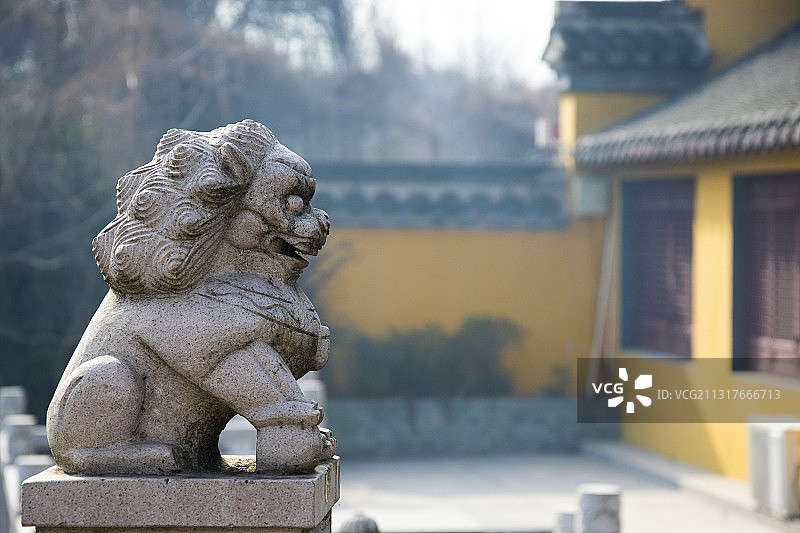 清晨入古寺 灵兽精神抖图片素材