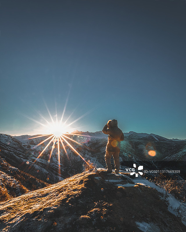 登山  雪山 日出图片素材