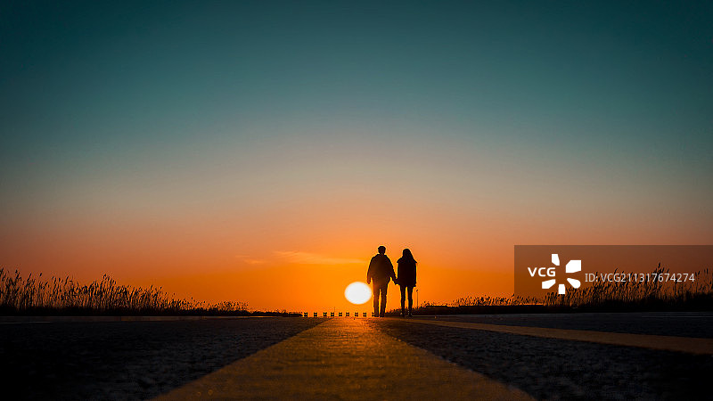 夕阳中的情侣图片素材