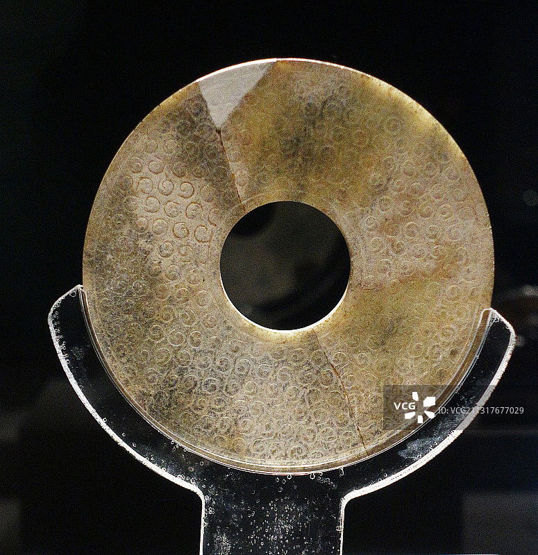 山东枣庄滕州市博物馆馆藏的玉器文物——玉璧图片素材