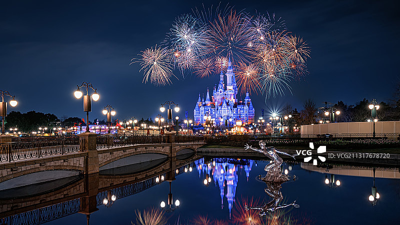 上海迪士尼新年烟火表演图片素材