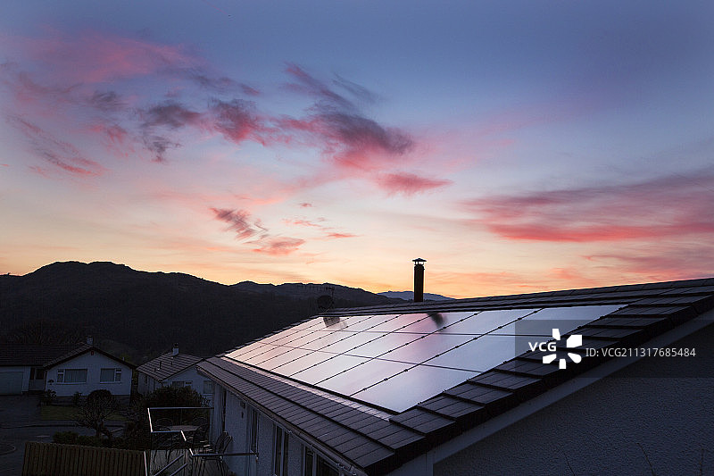 英国湖区安布尔赛德房屋屋顶上的太阳能电池板图片素材