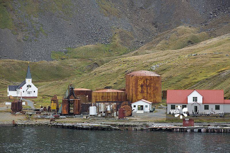 南乔治亚岛格里特维肯的旧捕鲸站，在其 58 年的运营中，处理了 53761 头被屠宰的鲸鱼。图片素材