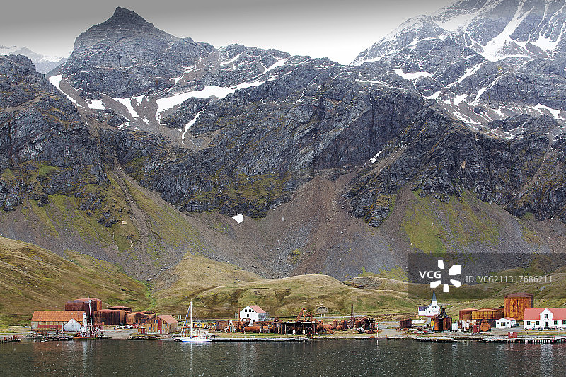 南乔治亚岛格里特维肯的旧捕鲸站，在其 58 年的运营中，处理了 53761 头被屠宰的鲸鱼。图片素材