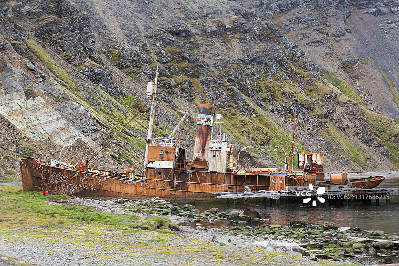南乔治亚岛格里特维肯老捕鲸站的一艘老式捕鲸船图片素材