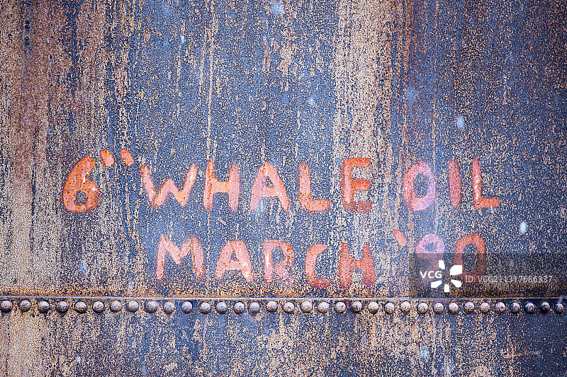 南乔治亚岛格里特维肯老捕鲸站的鲸油储罐图片素材