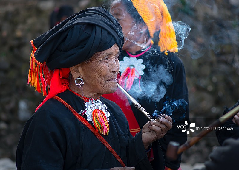 佤山风情-She Enjoys Smoking图片素材