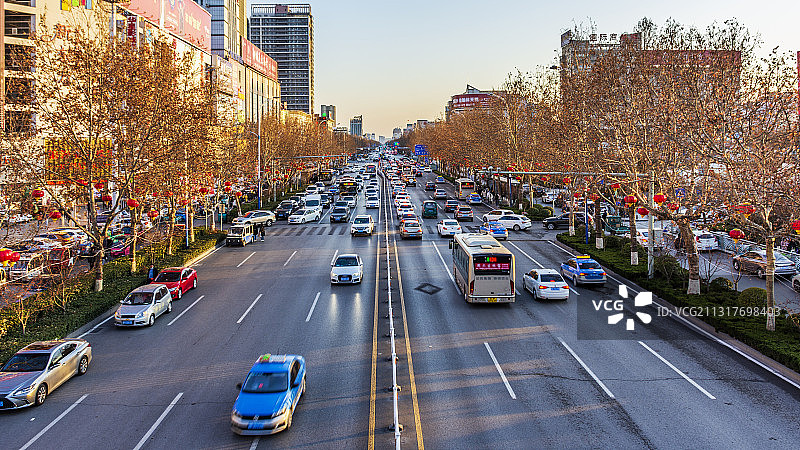 车水马龙--正月初六的聊城柳园路图片素材