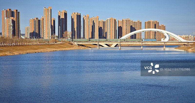 京承线上的列车跨过邓家窑温榆河大桥图片素材