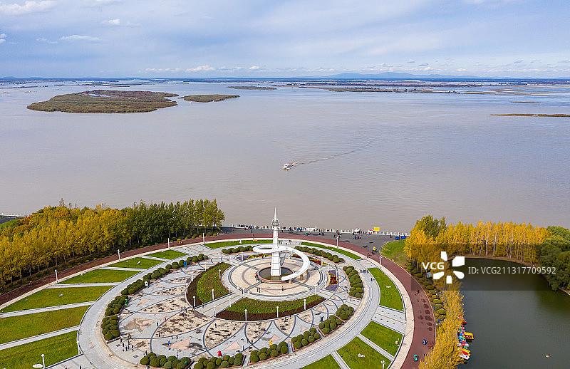 航拍黑龙江省同江市三江口景区江边广场图片素材