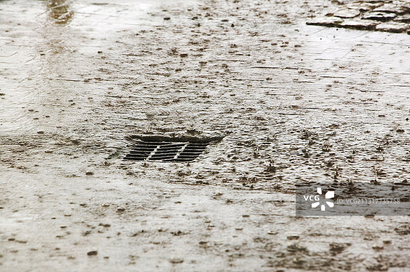英国曼彻斯特的暴雨迅速导致排水沟不堪重负。图片素材