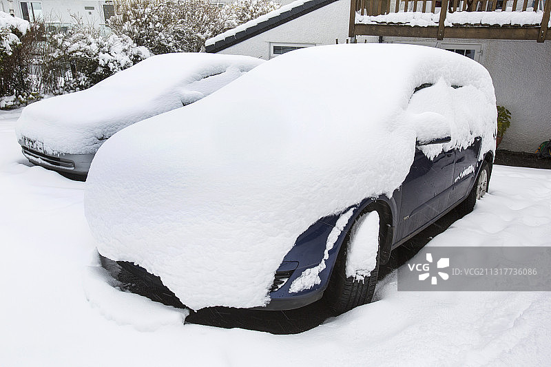 2013年3月末极端天气：汽车被安布尔赛德的厚厚积雪覆盖图片素材