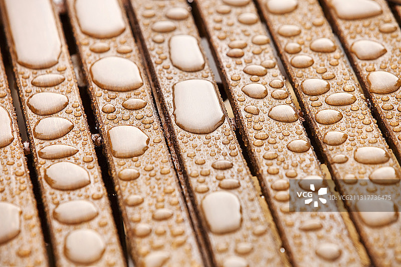 英国安布尔赛德户外桌子上的雨水图片素材