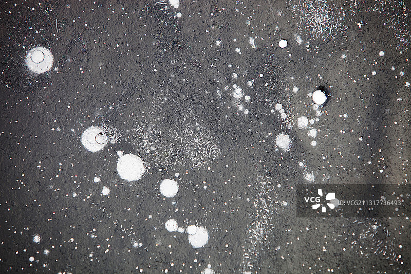 英国湖区冰中甲烷气泡图片素材