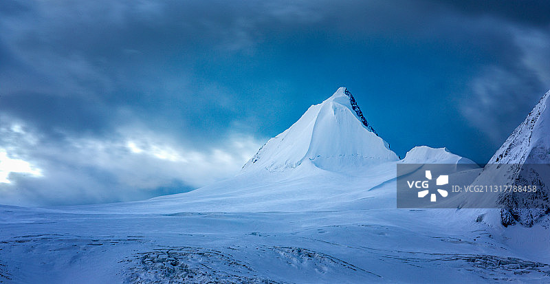 晨光中的萨普神山图片素材