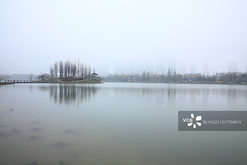 雁鸣湖晨雾图片素材