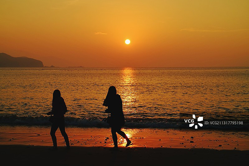 浙江舟山桃花岛：看日出的人图片素材