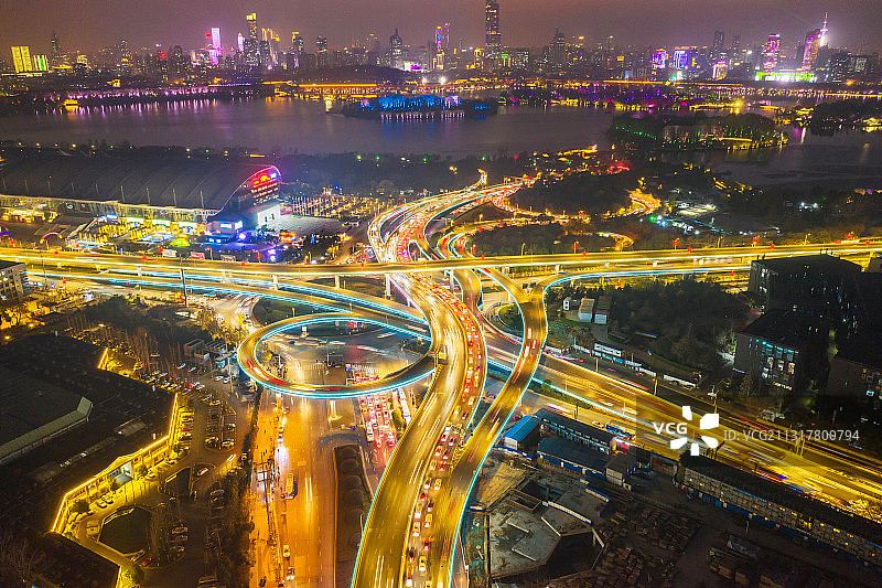 城市夜景及夜幕下的城市立体交通图片素材