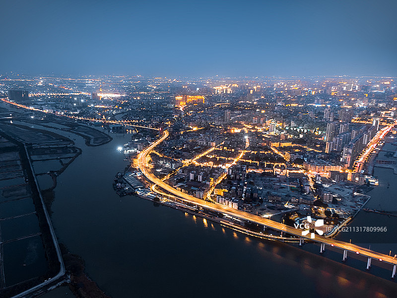 蓝调下的汕头海湾图片素材